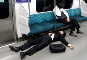 drunk-japanese-salarymen-failed-at-getting-home-0006